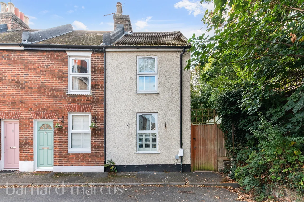 2 bed house for sale — Beaconsfield Place, Epsom
