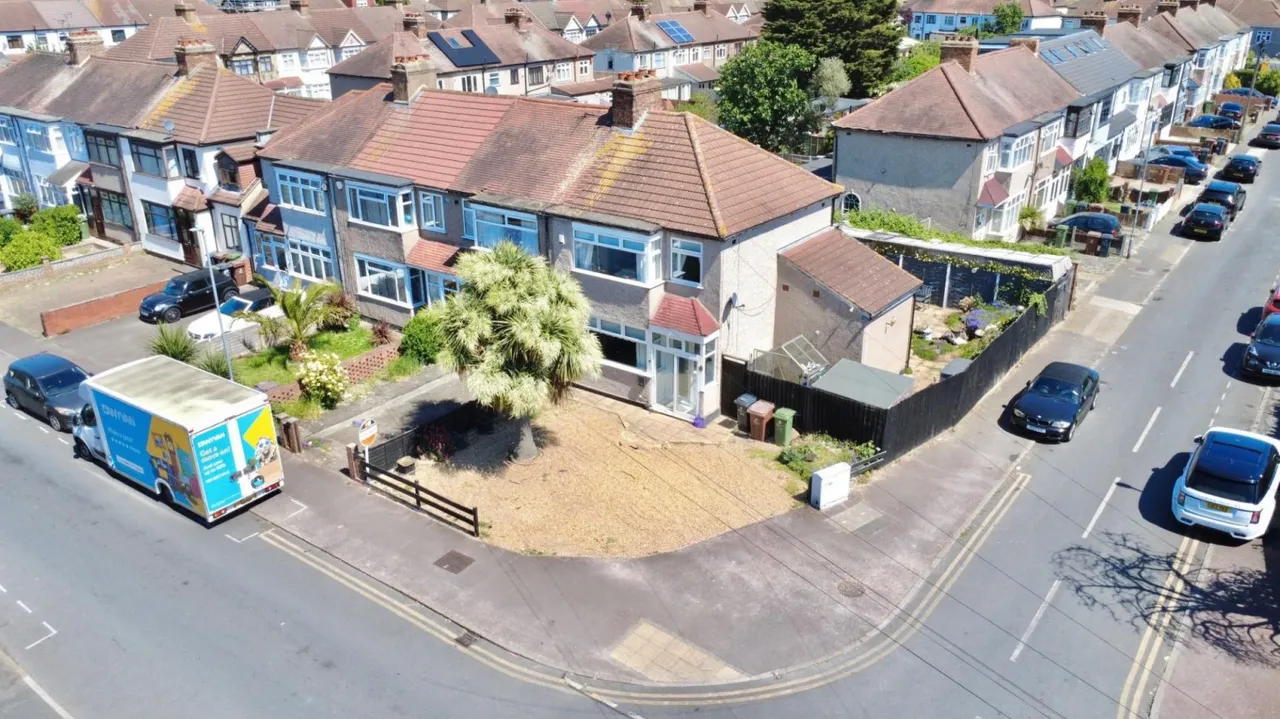 3 bed house for sale — Grosvenor Road, Dagenham, RM8