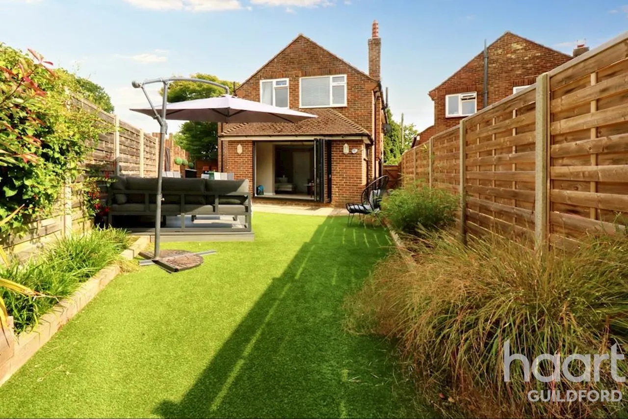 Five Oaks Close, GU21, photo 12
