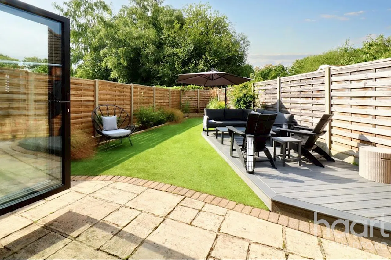 Five Oaks Close, GU21, photo 11