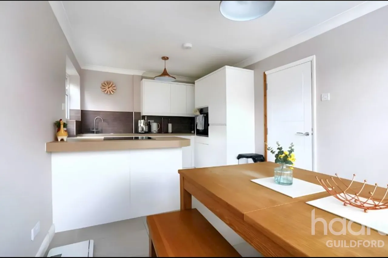 Five Oaks Close, GU21, photo 5