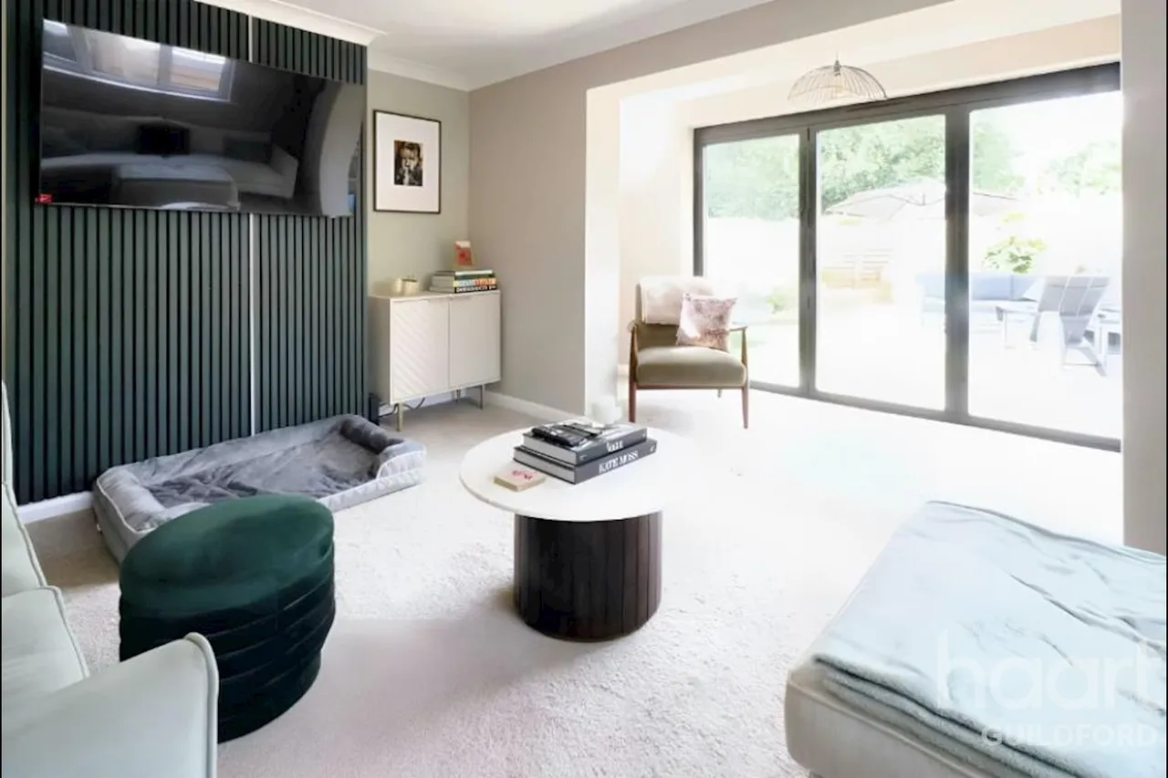 Five Oaks Close, GU21, photo 2