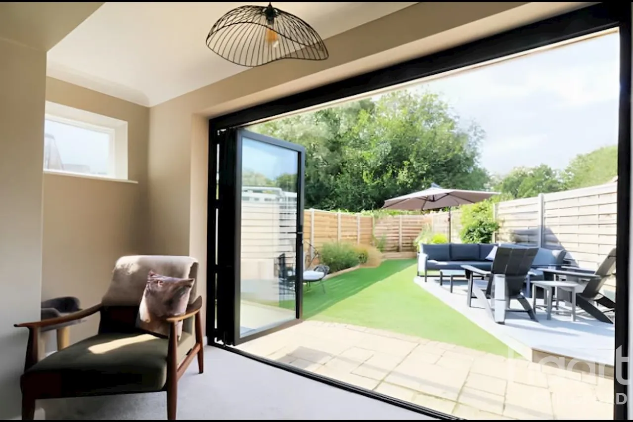 Five Oaks Close, GU21, photo 3