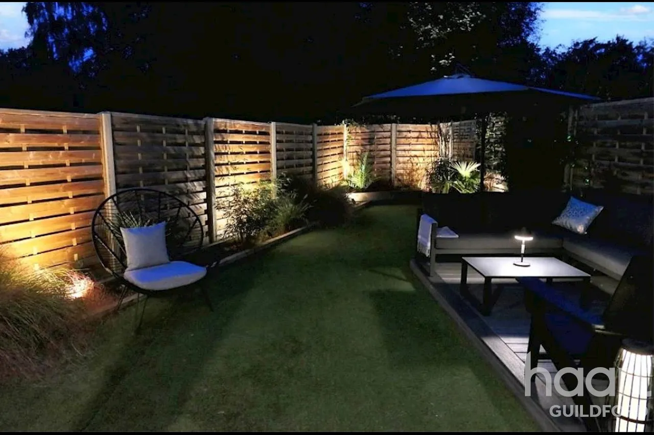 Five Oaks Close, GU21, photo 13
