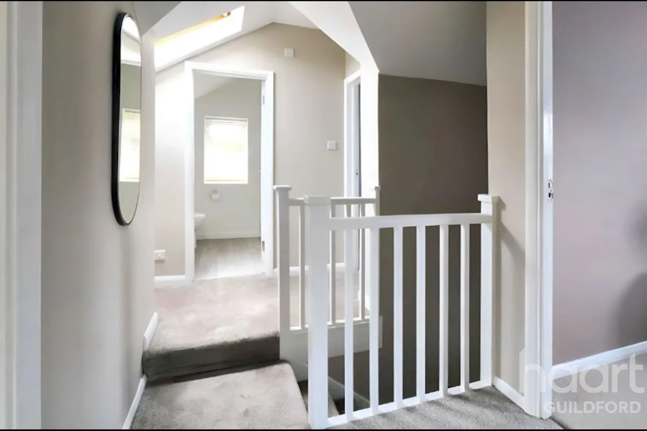 Five Oaks Close, GU21, photo 6