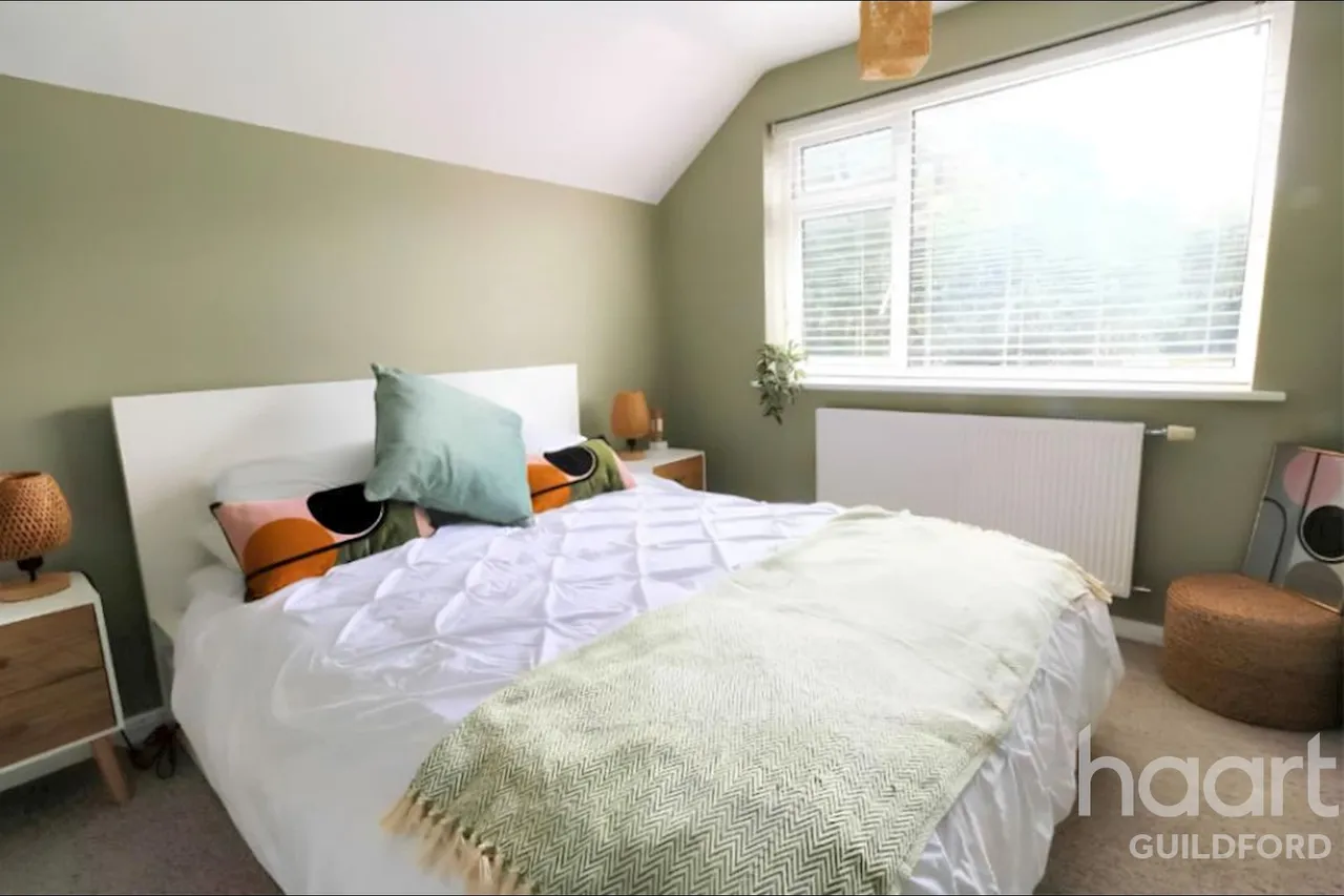 Five Oaks Close, GU21, photo 8