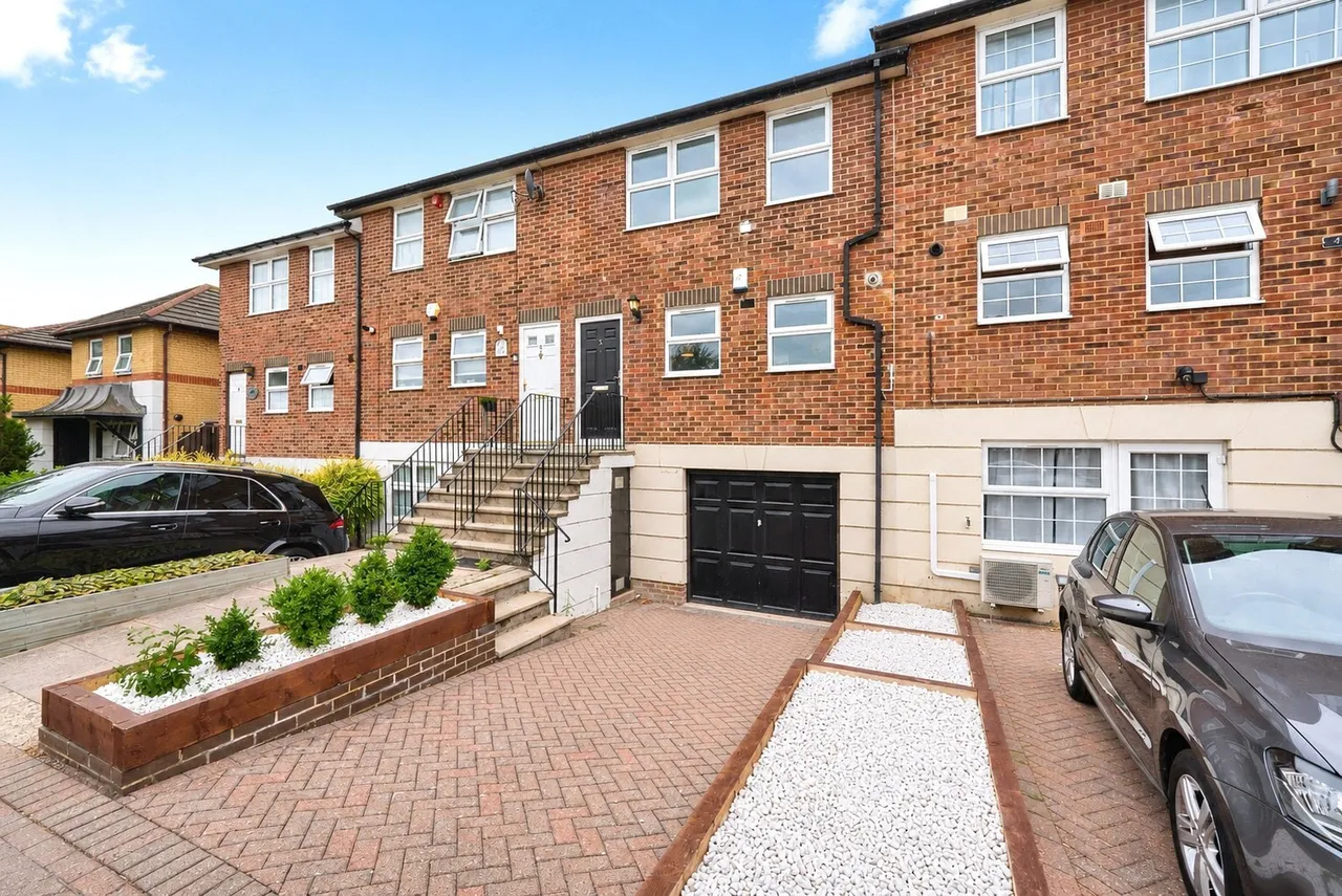 3 bed house for sale — Nutmeg Close, London, E16