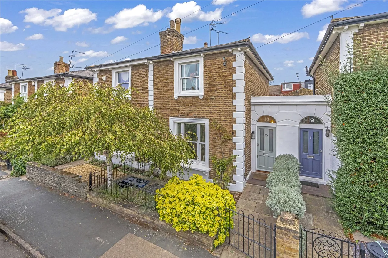 2 bed house for sale, Dunstable Road, Richmond, TW9