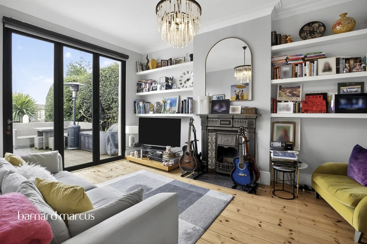 3 bed flat for sale — Linden Road, London