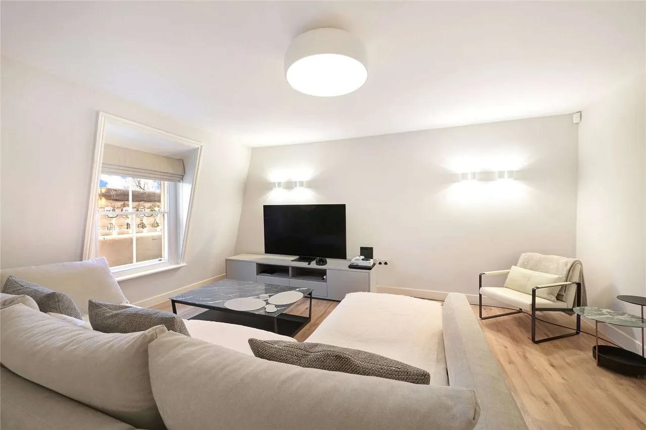 3 bed flat to rent — Cranley Gardens, Chelsea, London, SW7 3DA