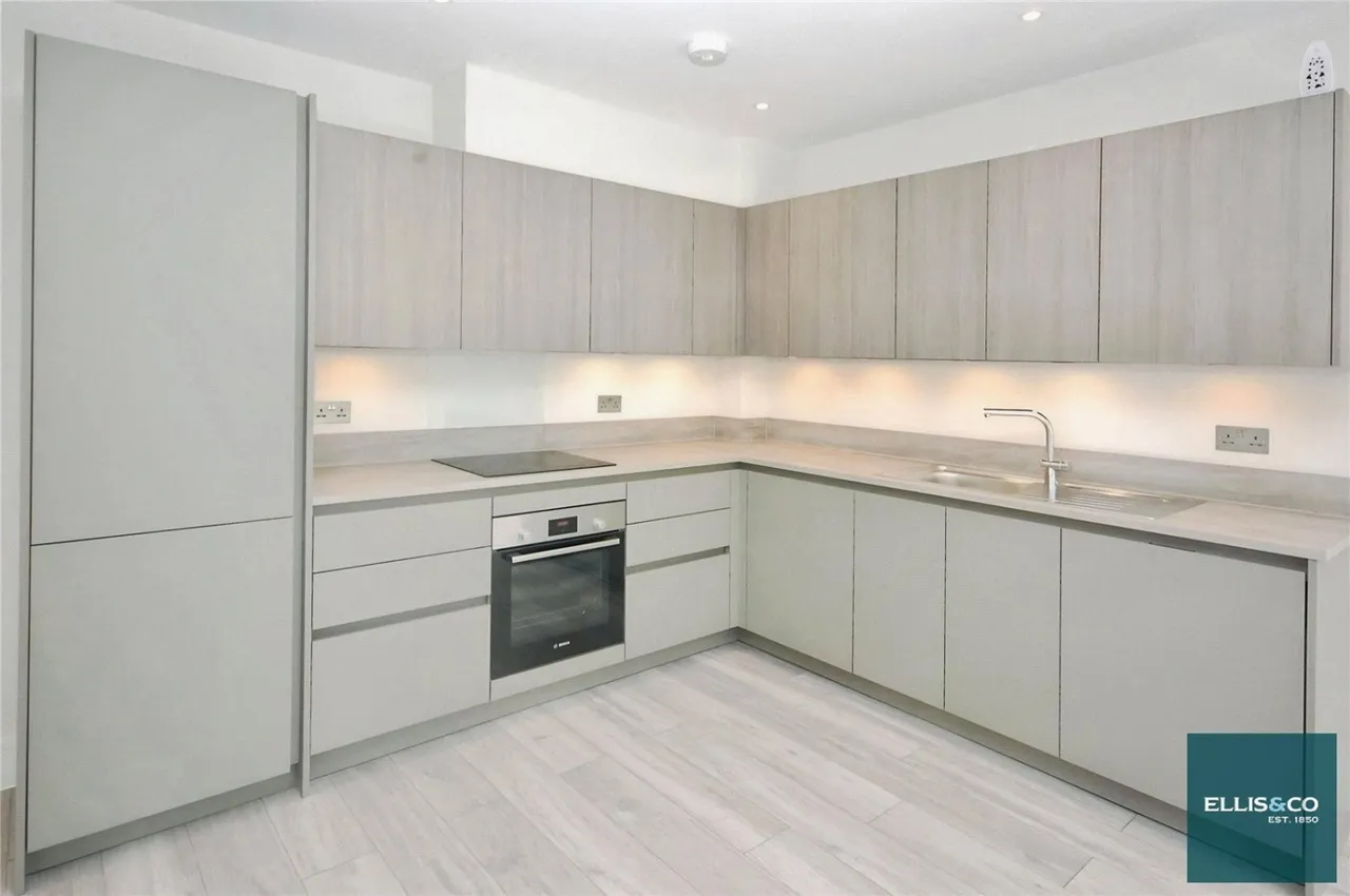 Woodside Park Road, London, N12, photo 2