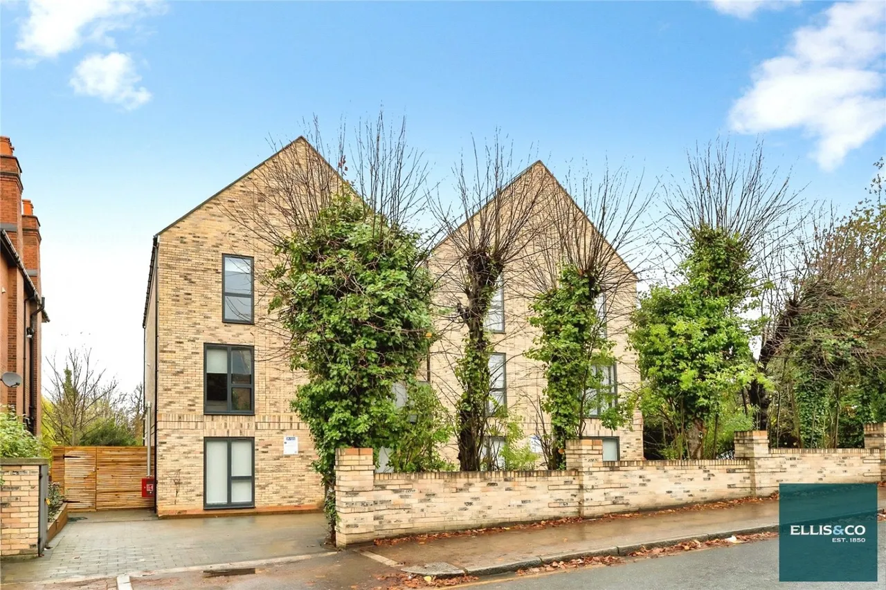 Woodside Park Road, London, N12, photo 12