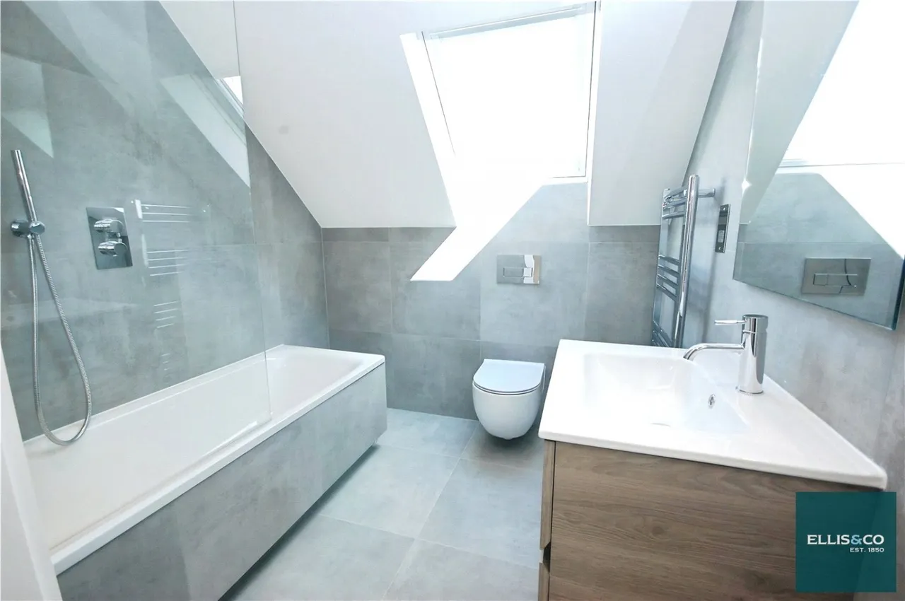 Woodside Park Road, London, N12, photo 11
