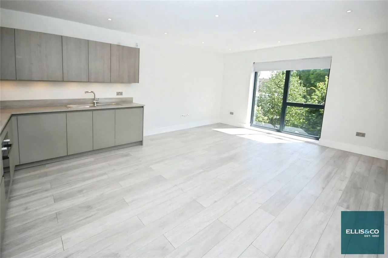 3 bed flat to rent, Woodside Park Road, London, N12