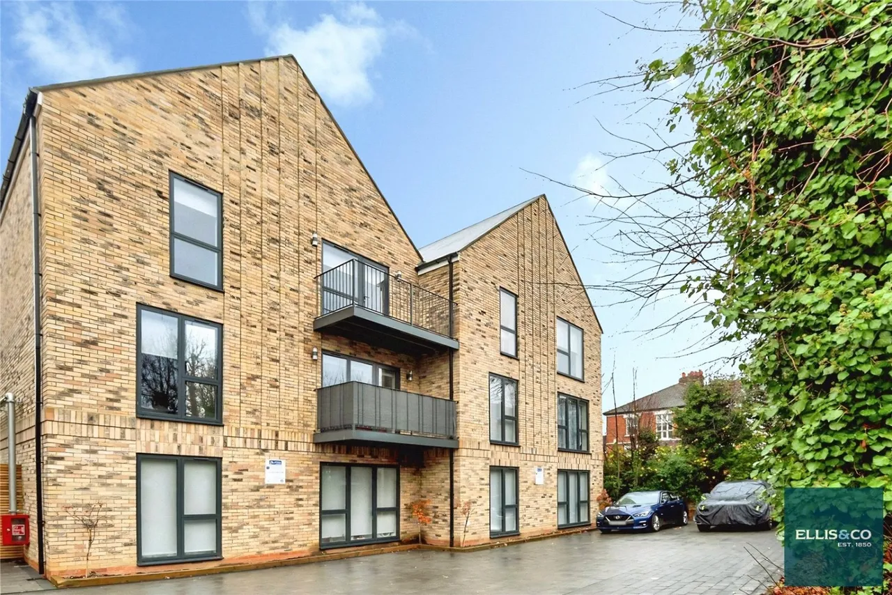Woodside Park Road, London, N12, photo 13