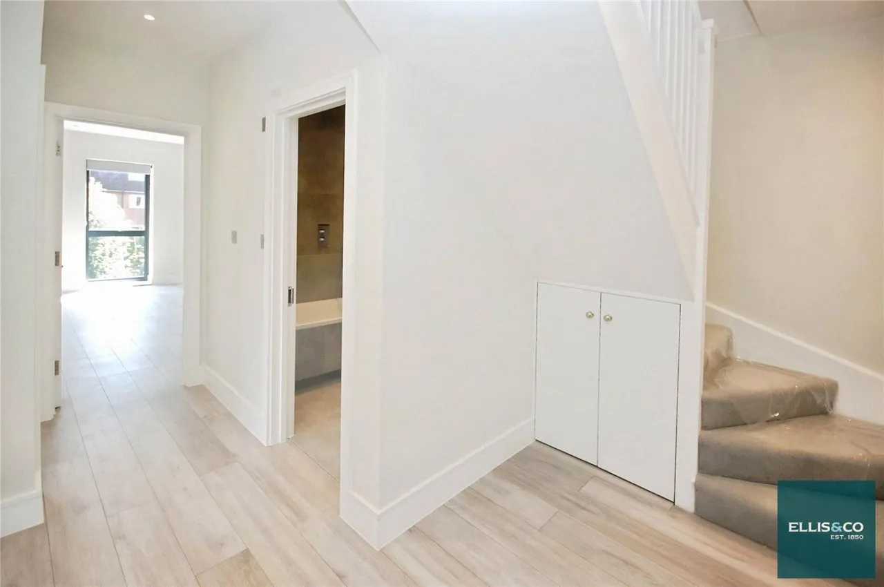 Woodside Park Road, London, N12, photo 8