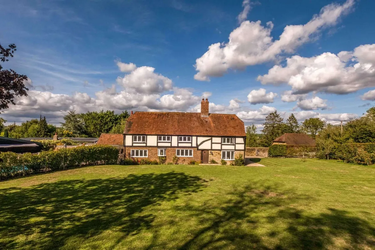 4 bed house for sale — Ewhurst Green, Robertsbridge, East Sussex, TN32 5RJ