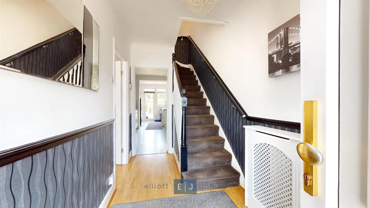 Frankland Road, London, photo 2