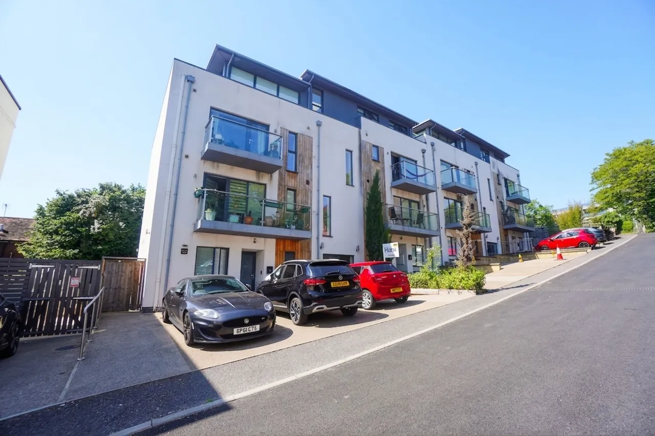 2 bed flat for sale, Easton Street, High Wycombe, HP11