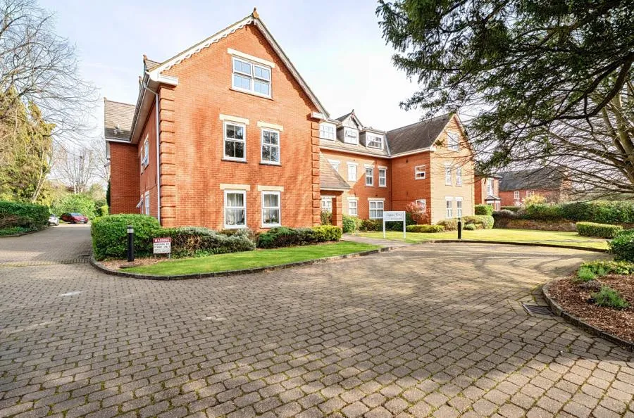 2 bed flat for sale, Broomhall Road, Woking, GU21