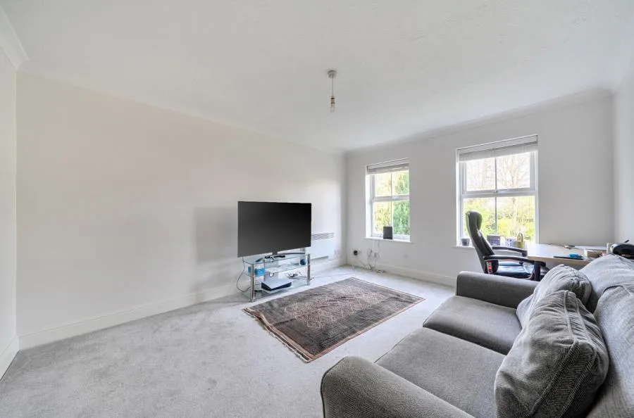Broomhall Road, Woking, GU21, photo 2