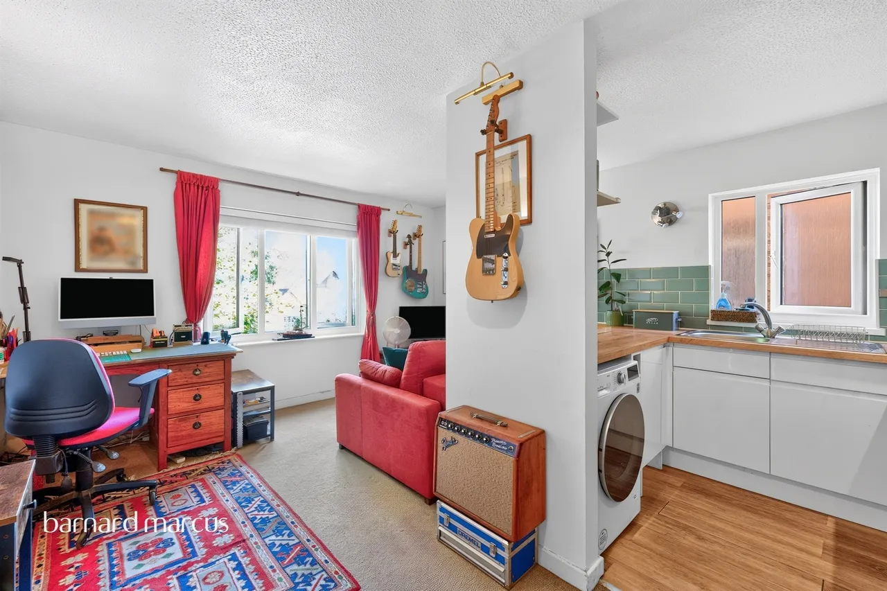 1 bed flat for sale — Saxon Close, SURBITON