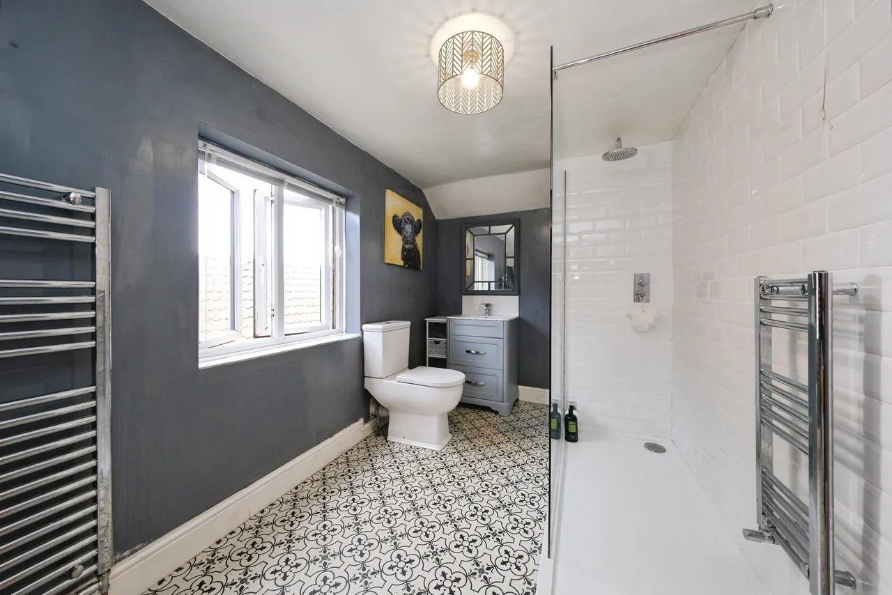 Main Street, Newark, NG22, photo 11