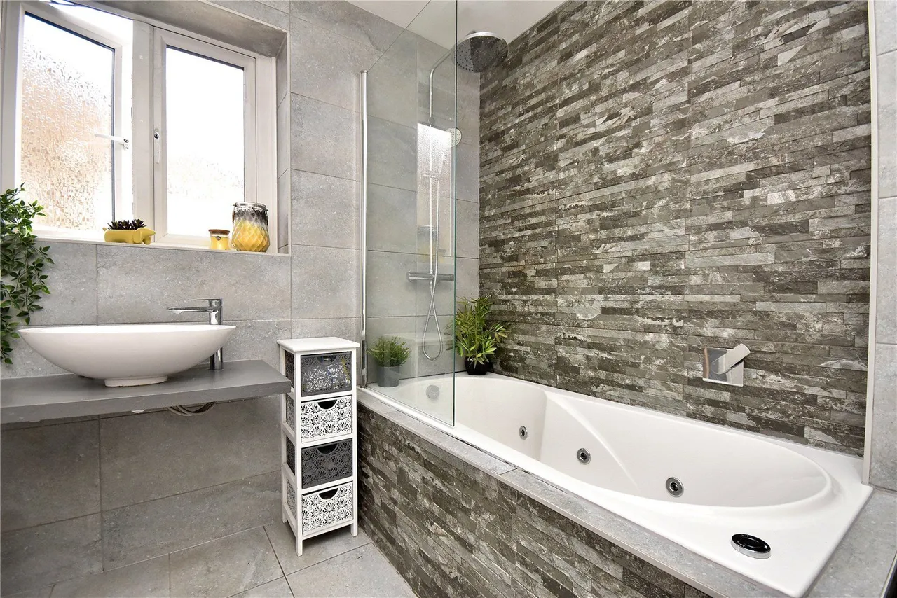 Oozewood Road, Royton, OL2, photo 18
