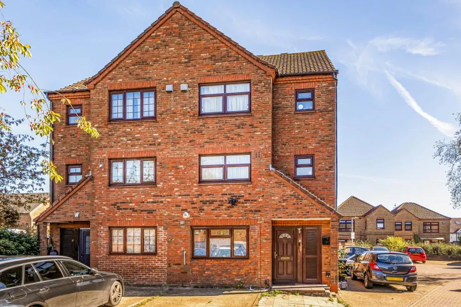 5 bed house for sale, Mondem Lane, Slough, SL1