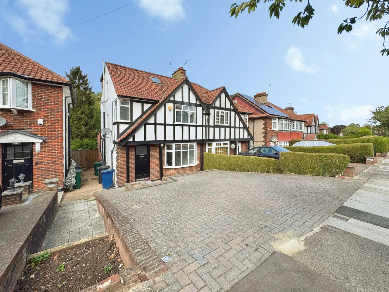 4 bed house for sale, Farm Road, Edgware, HA8