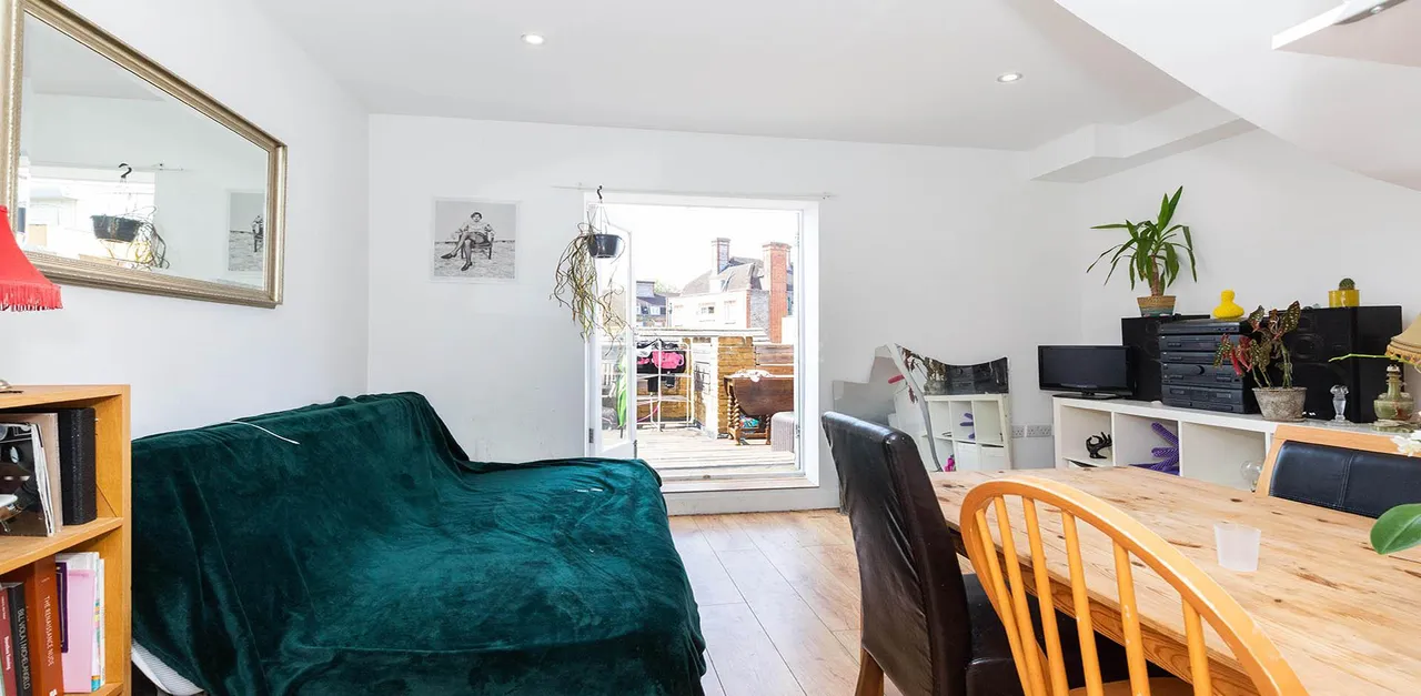 3 bed flat to rent, Camden High Street, NW1