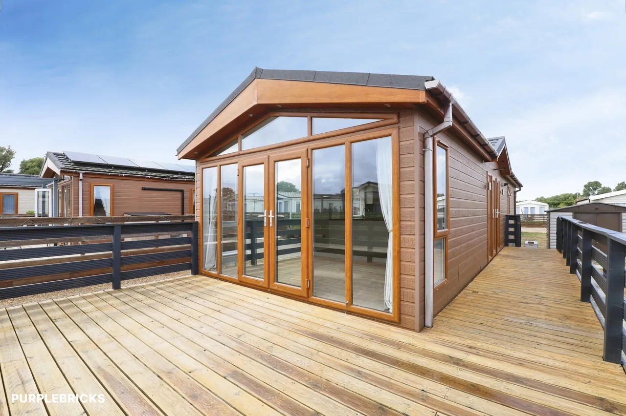 2 bed park home for sale, Tallington Lakes, Stamford, PE9