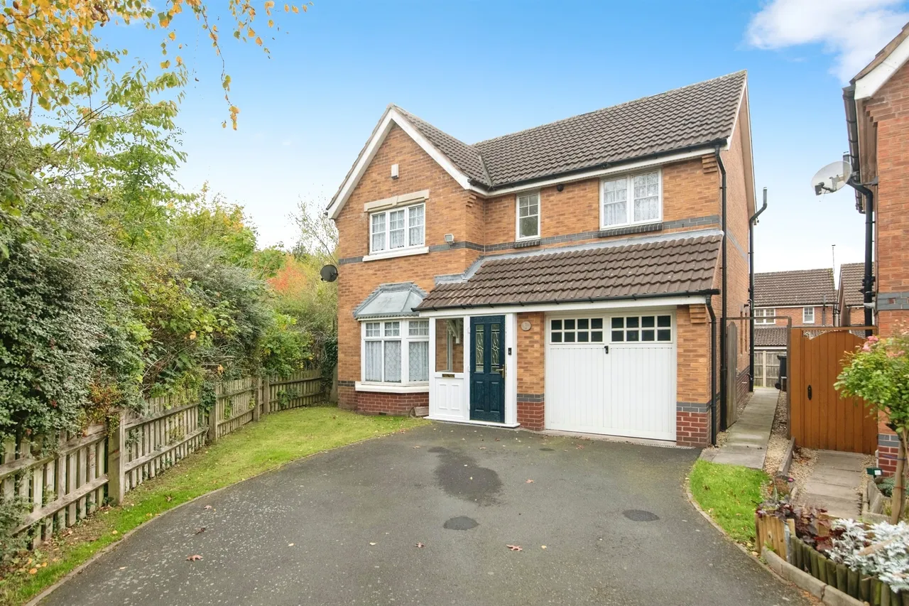 4 bed house for sale — Okehampton Drive, West Bromwich
