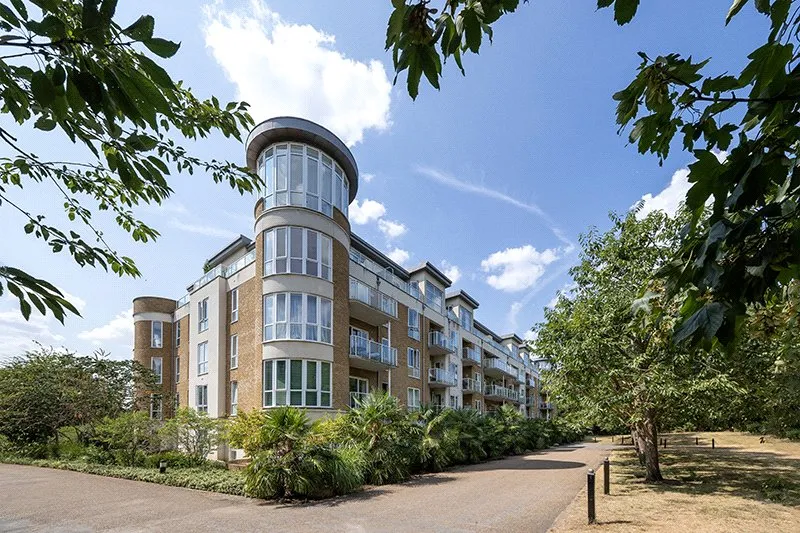 3 bed flat for sale, Melliss Avenue, Kew, TW9