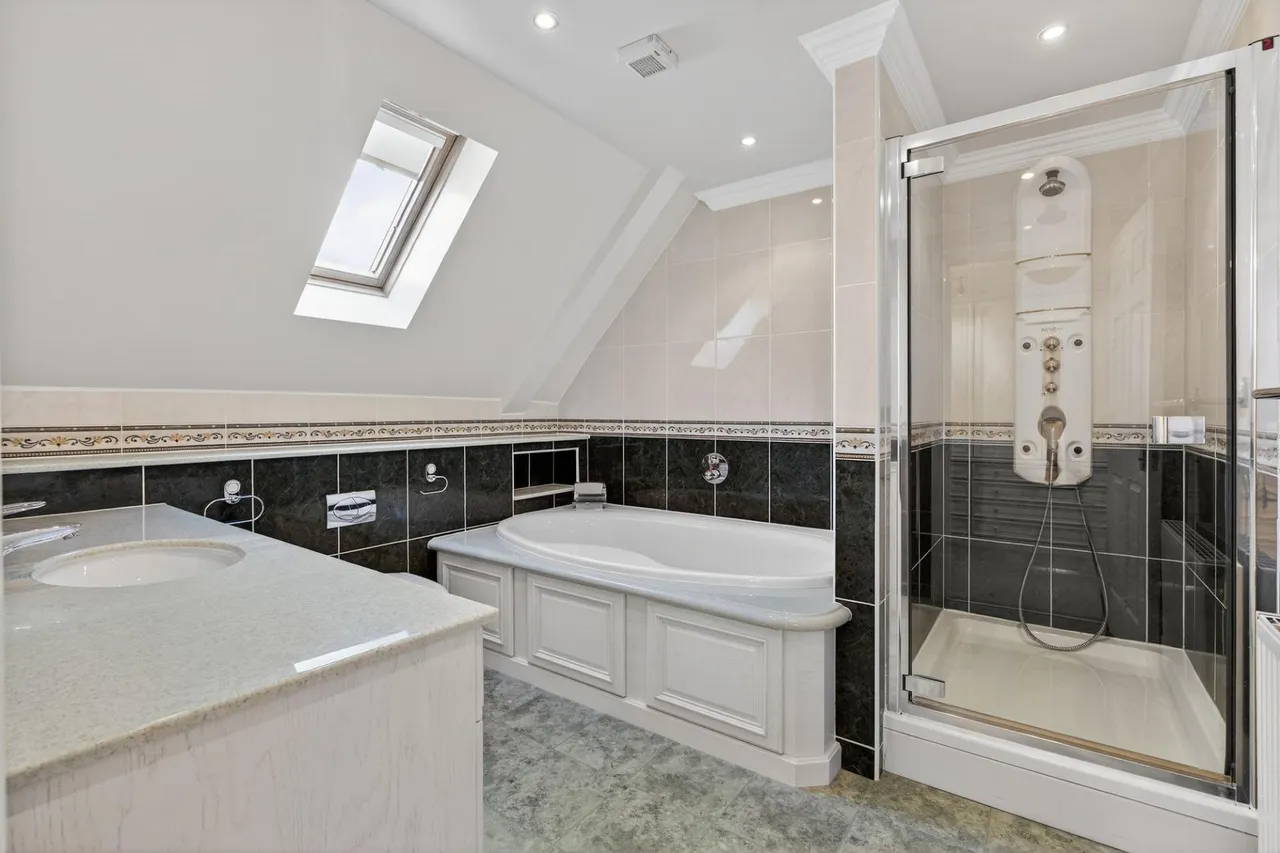 North Promenade, Nicoll Court, FY8, photo 17