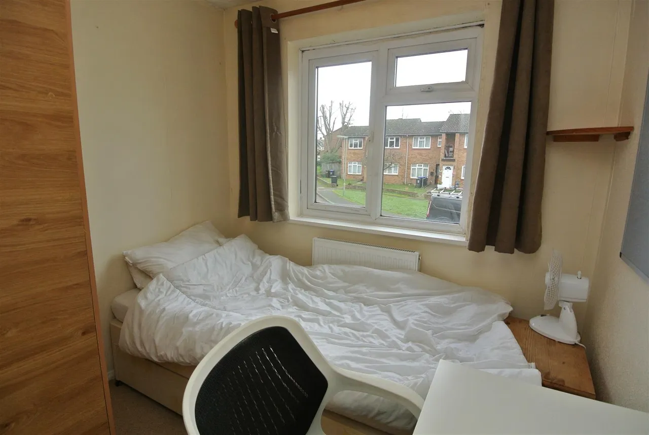 Corby Drive, Englefield Green, Surrey, TW20 0SD, photo 7