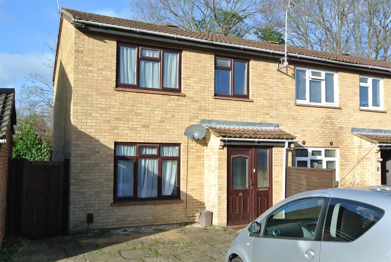 4 bed property for sale — Corby Drive, Englefield Green, Surrey, TW20 0SD