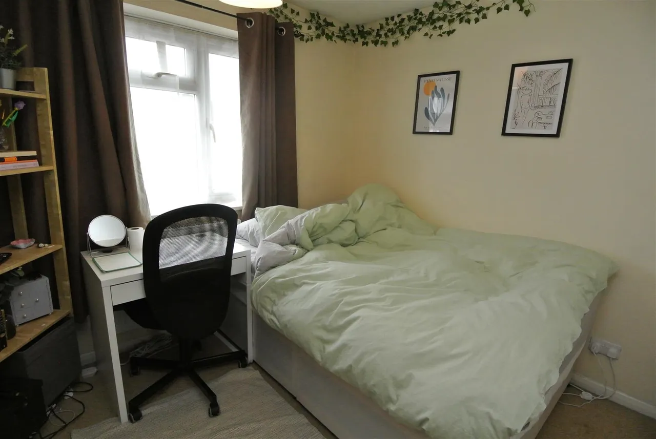 Corby Drive, Englefield Green, Surrey, TW20 0SD, photo 5