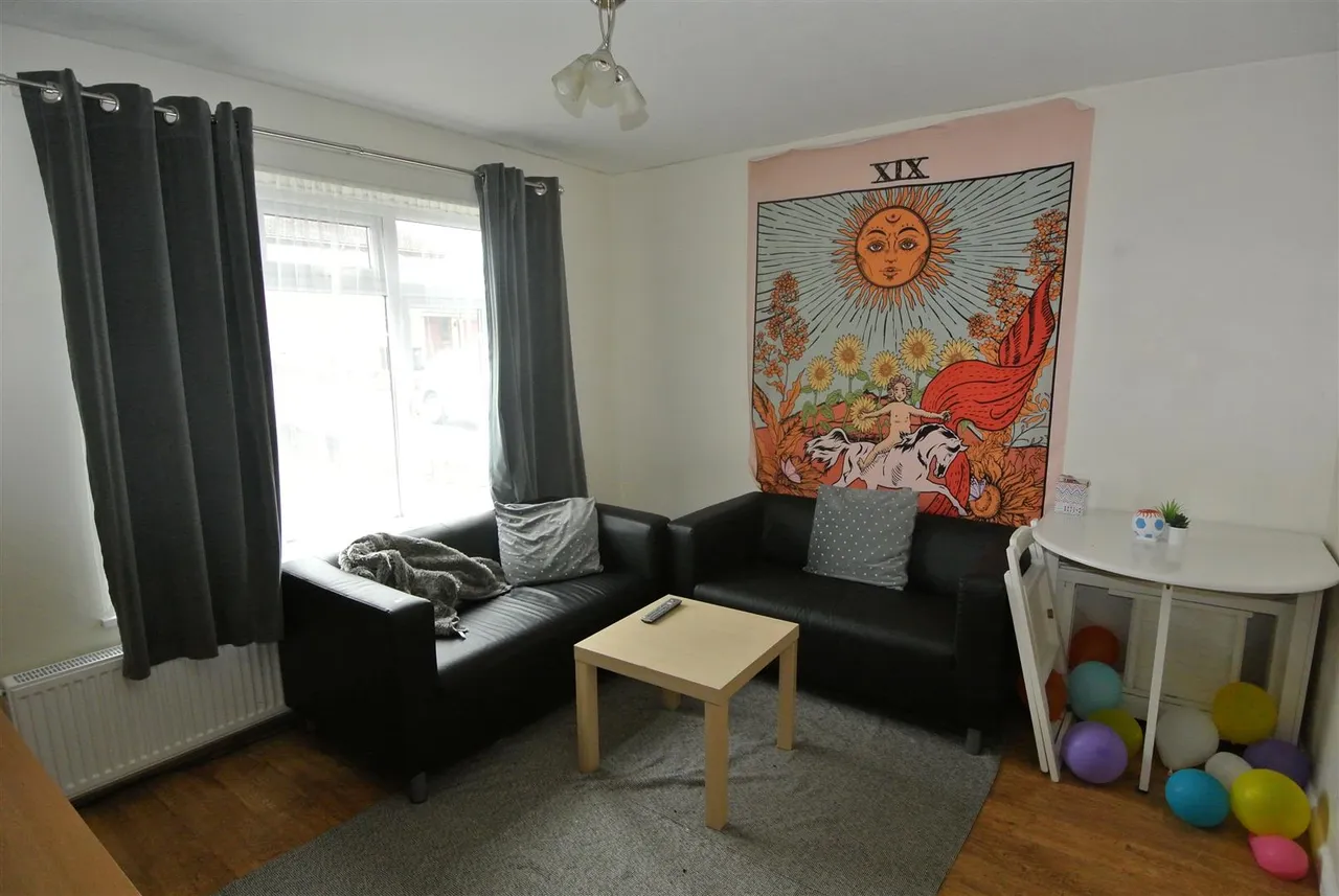 Corby Drive, Englefield Green, Surrey, TW20 0SD, photo 2