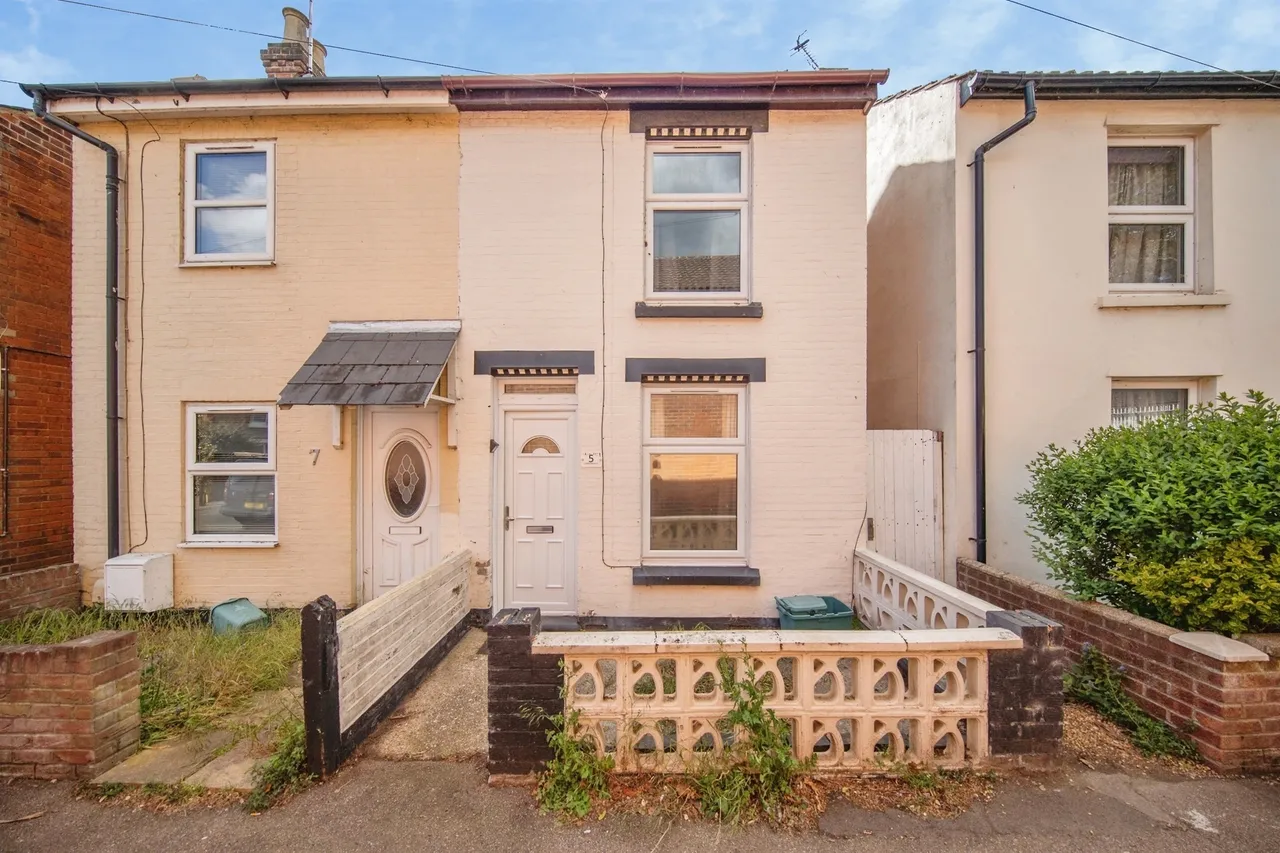 2 bed house for sale — Campion Road, Colchester