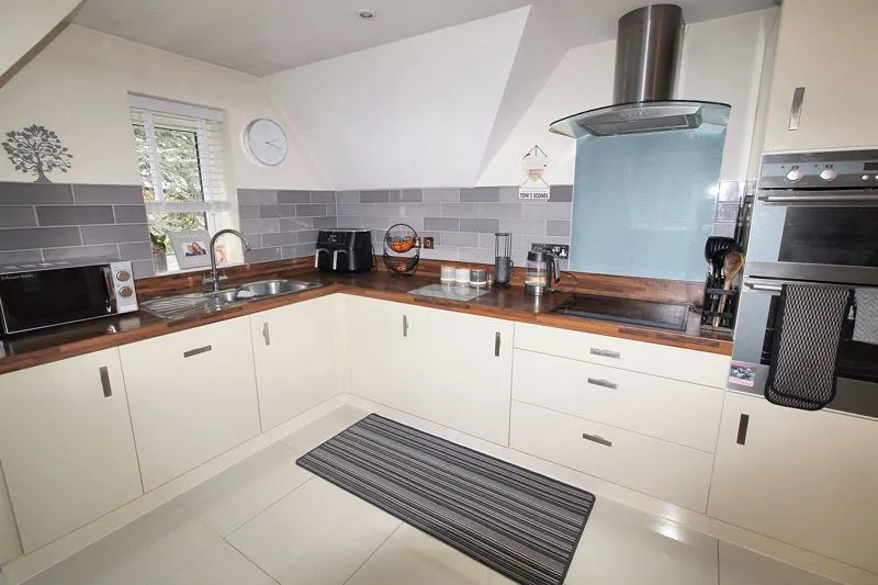 Pinehurst Road, West Moors BH22 0FD, photo 3