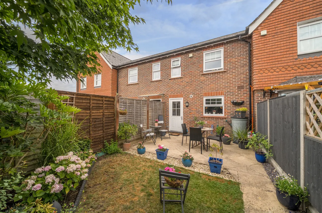 Helens Close, Alton, GU34, photo 11