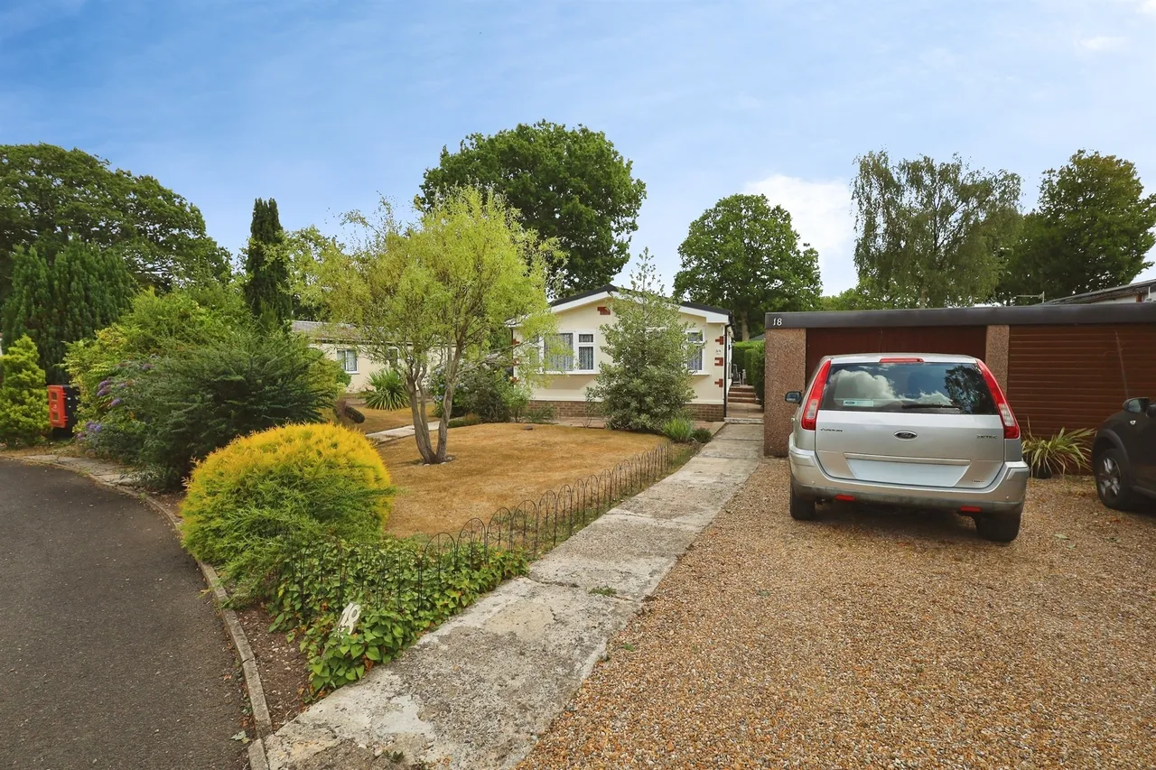 2 bed park home for sale — Deanland Wood Park, Golden Cross, Hailsham