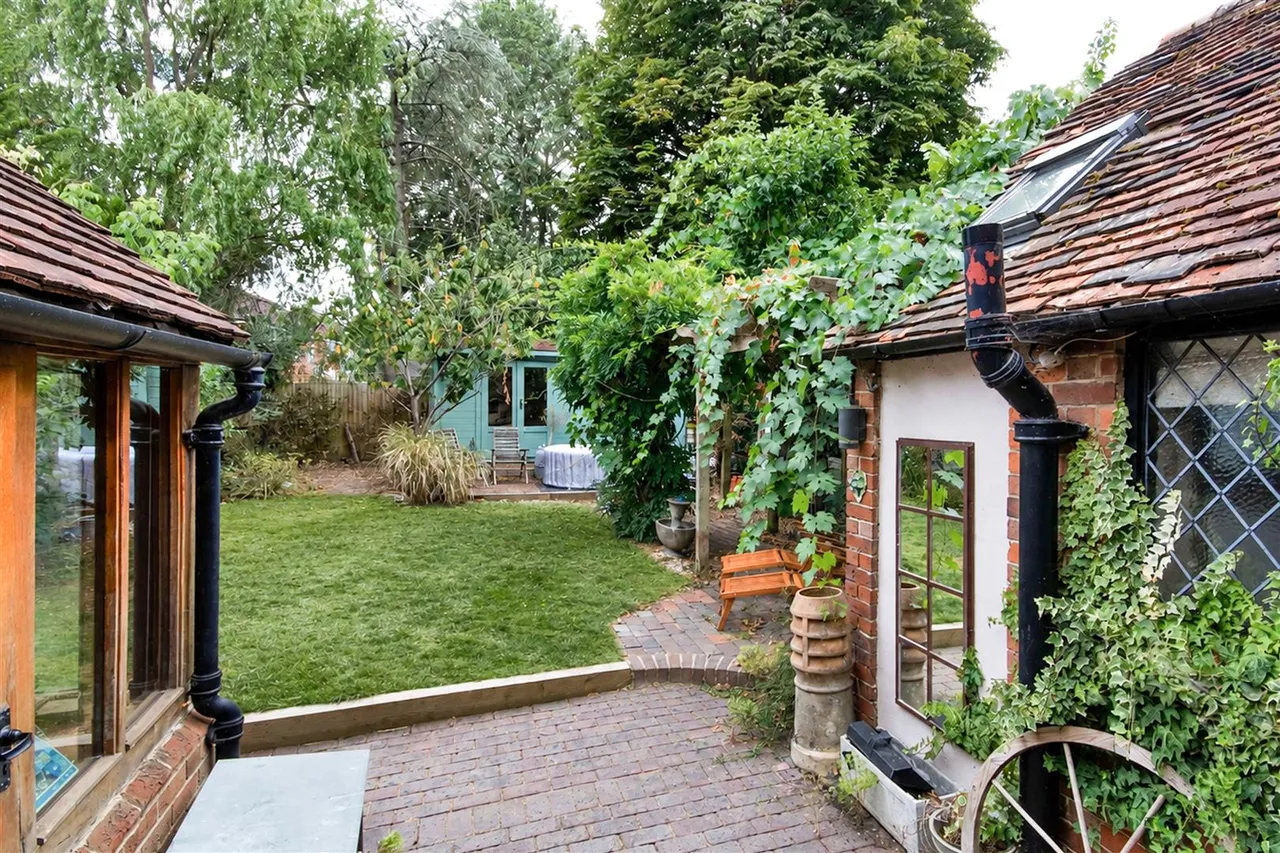 Powder Mill Lane, Leigh, photo 5