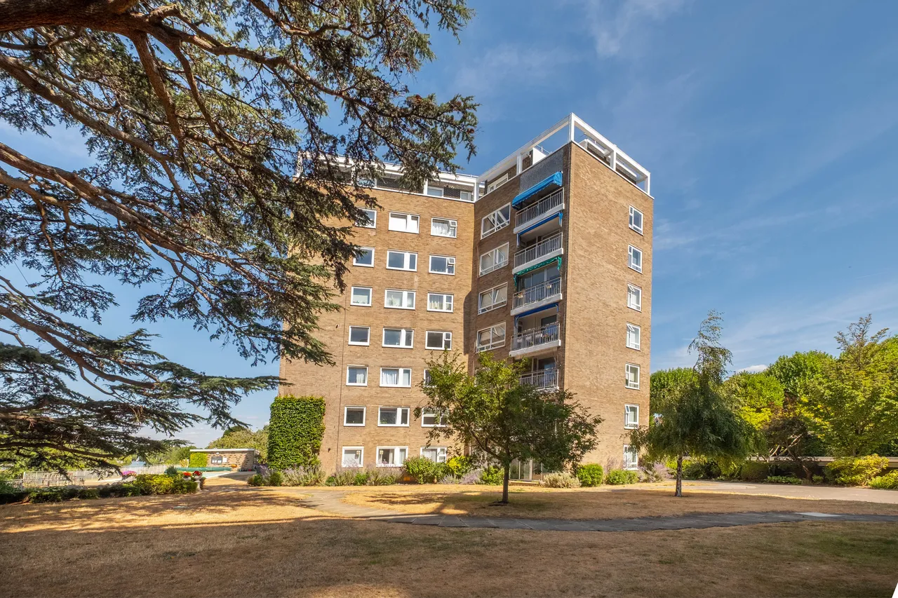 2 bed flat for sale — Albany Park Road, Kingston Upon Thame...