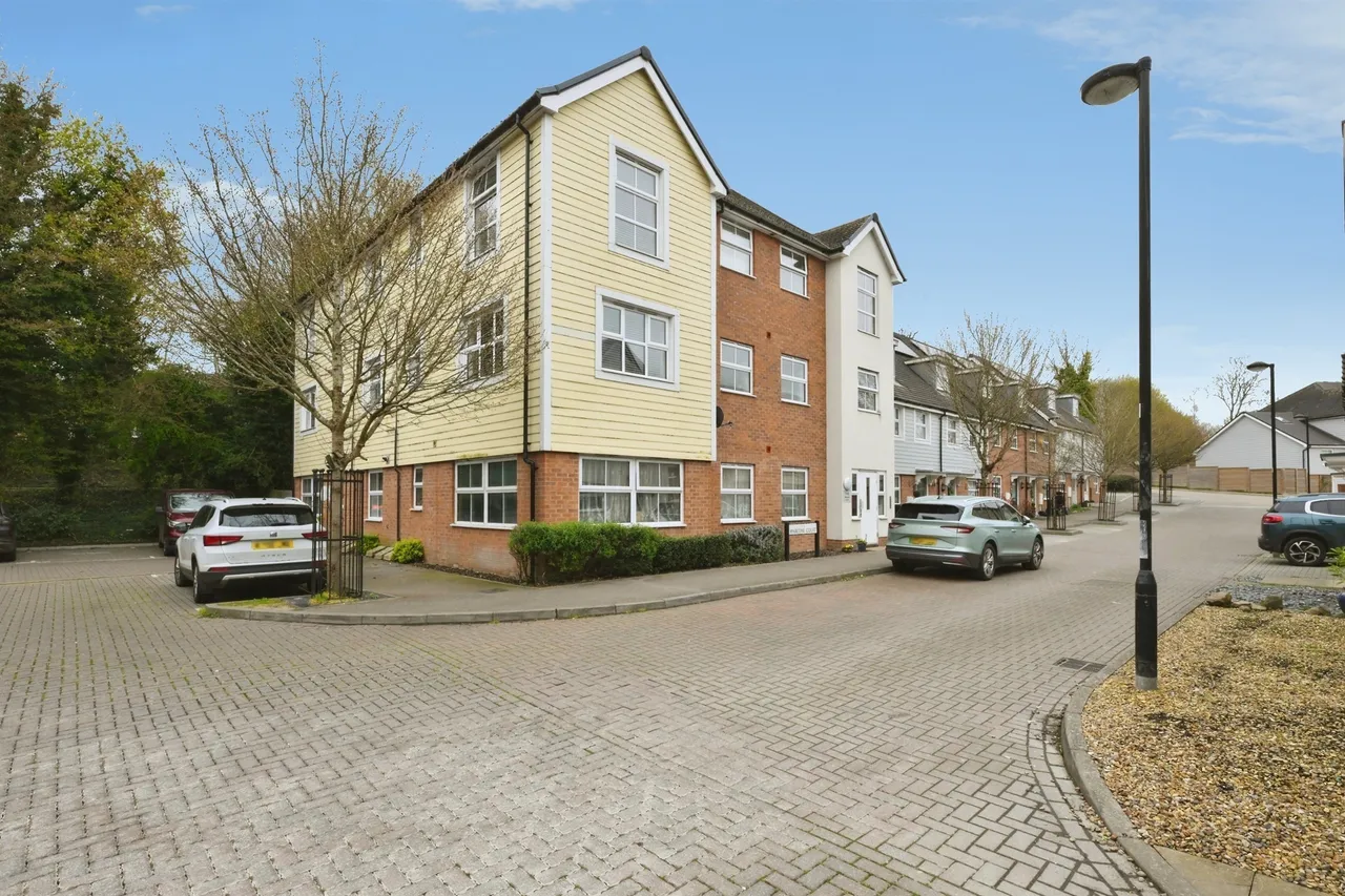 2 bed flat for sale — Plaxton Way, Ware