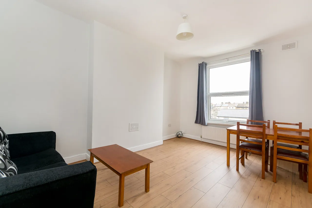 4 bed flat to rent — Flat 3, 67 Churchfield Road, London