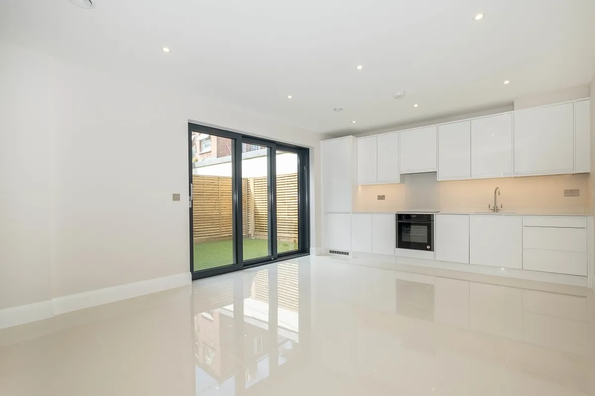 2 bed flat to rent — Merton Road London SW19