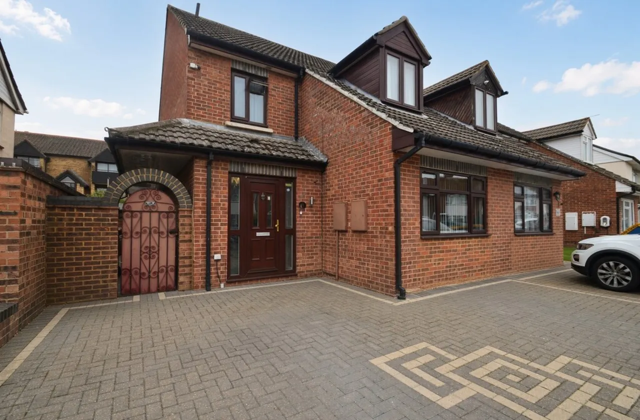 3 bed house to rent, St. Marys Avenue, Staines-upon-Thames