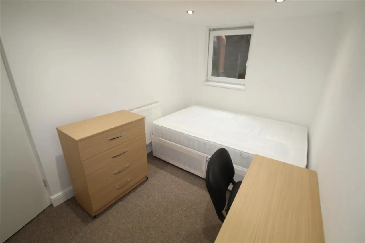 Beamsley Grove, Hyde Park, LS6, photo 11